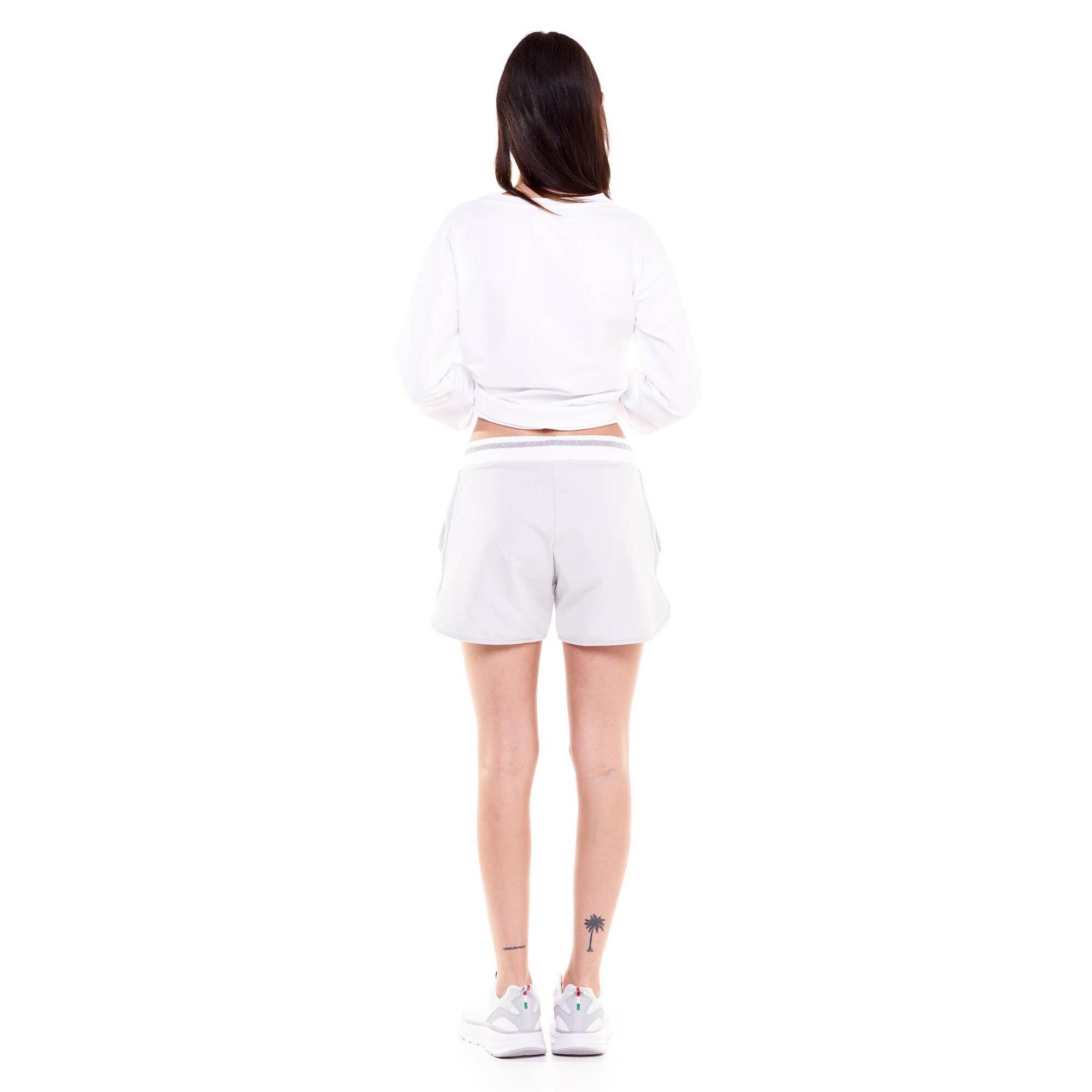 Pantalones cortos de mujer dorados y plateados.