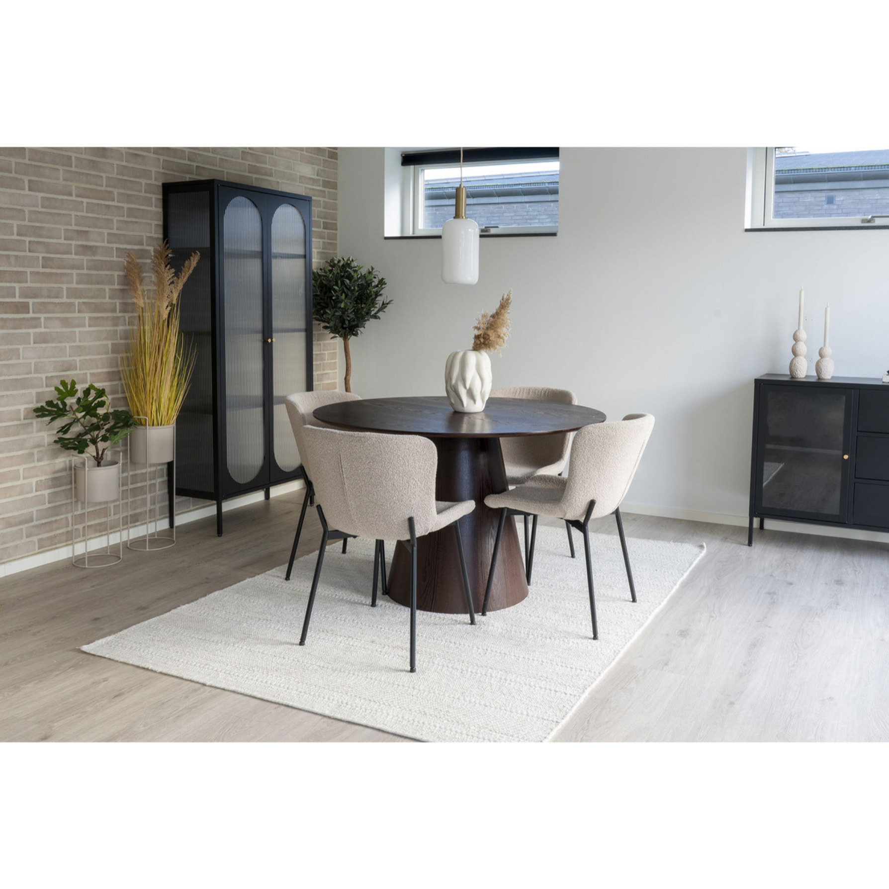 Set 2 sedie da pranzo Maceda in bouclé beige con gambe nere 48x59x83 cm