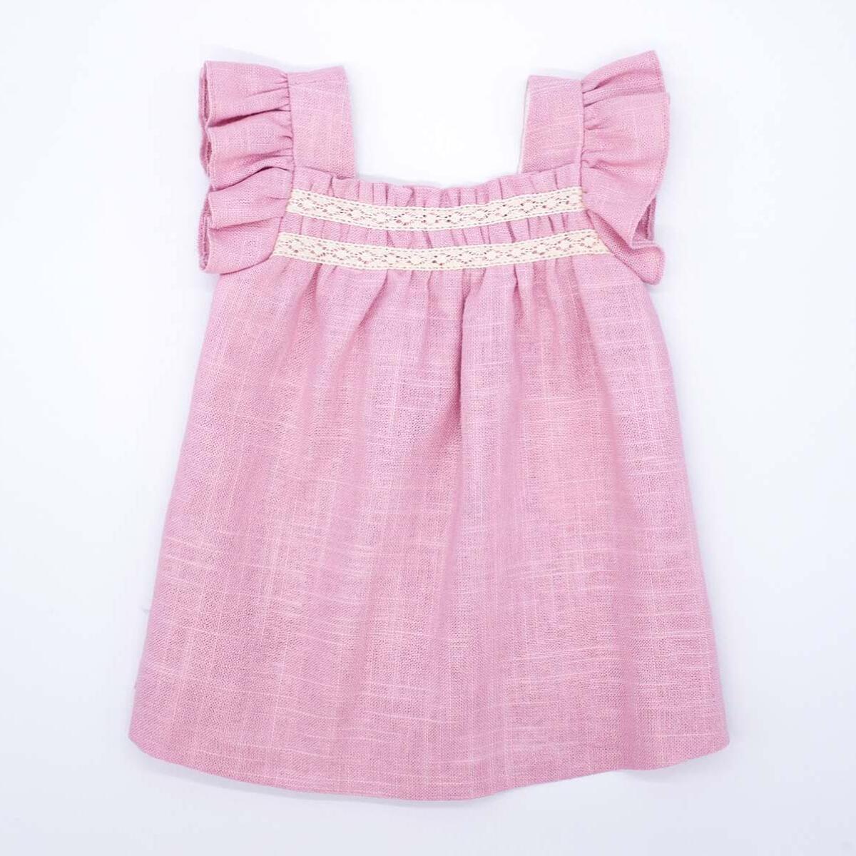 Vestido corto rosa, pecho fruncido con puntillas bordadas y volante en las sisas.