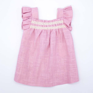 Vestido corto rosa, pecho fruncido con puntillas bordadas y volante en las sisas.