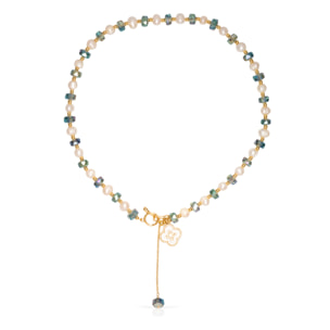 Collar con colgante de trébol de cuatro hojas, cuentas de cristal azul y perlas naturales.