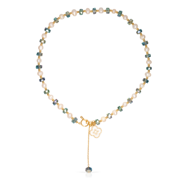 Collar con colgante de trébol de cuatro hojas, cuentas de cristal azul y perlas naturales.