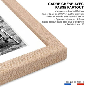 Affiche Paris, Le café parisien Affiche + cadre en bois - Chêne