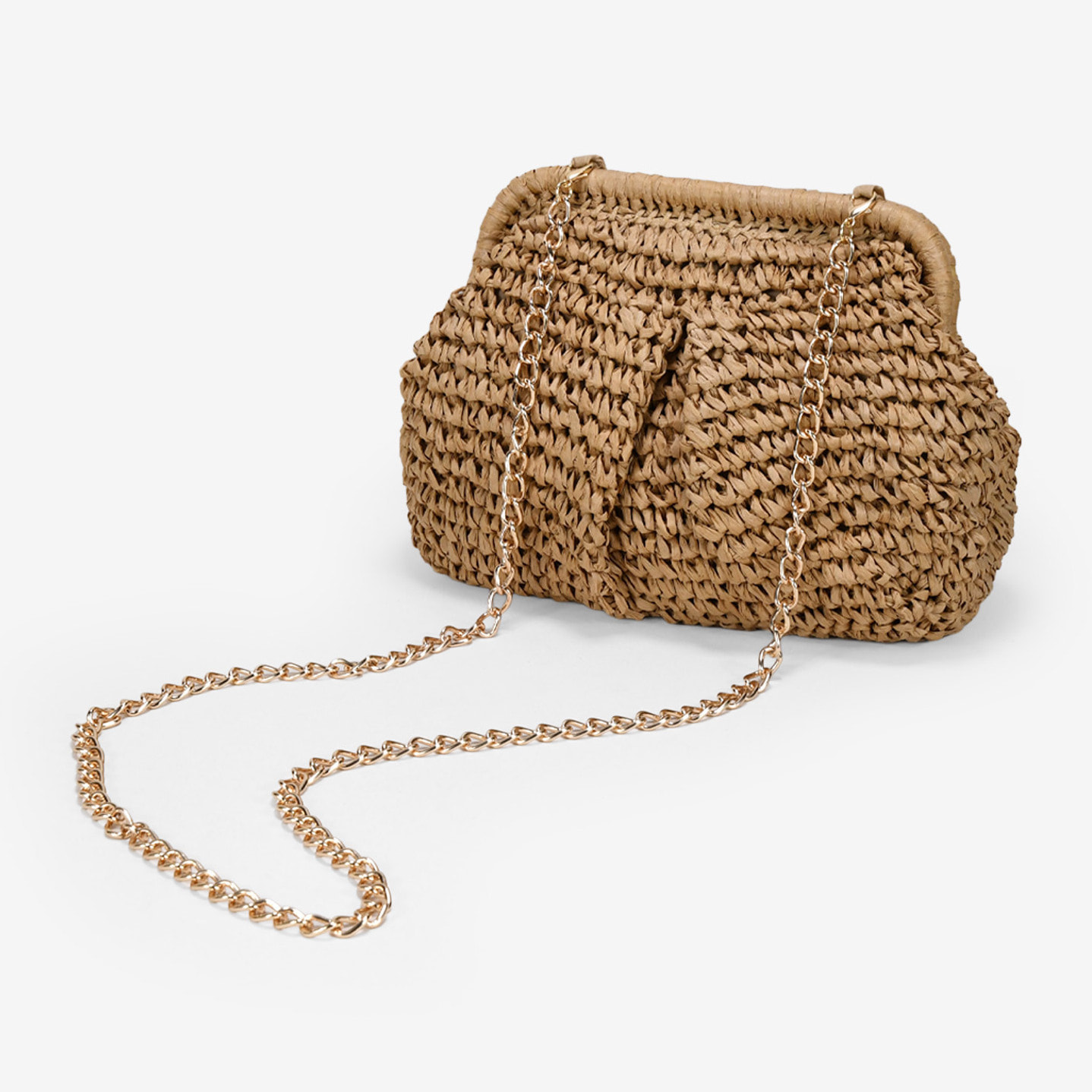 Bolso clutch tostado de rafia con cadena