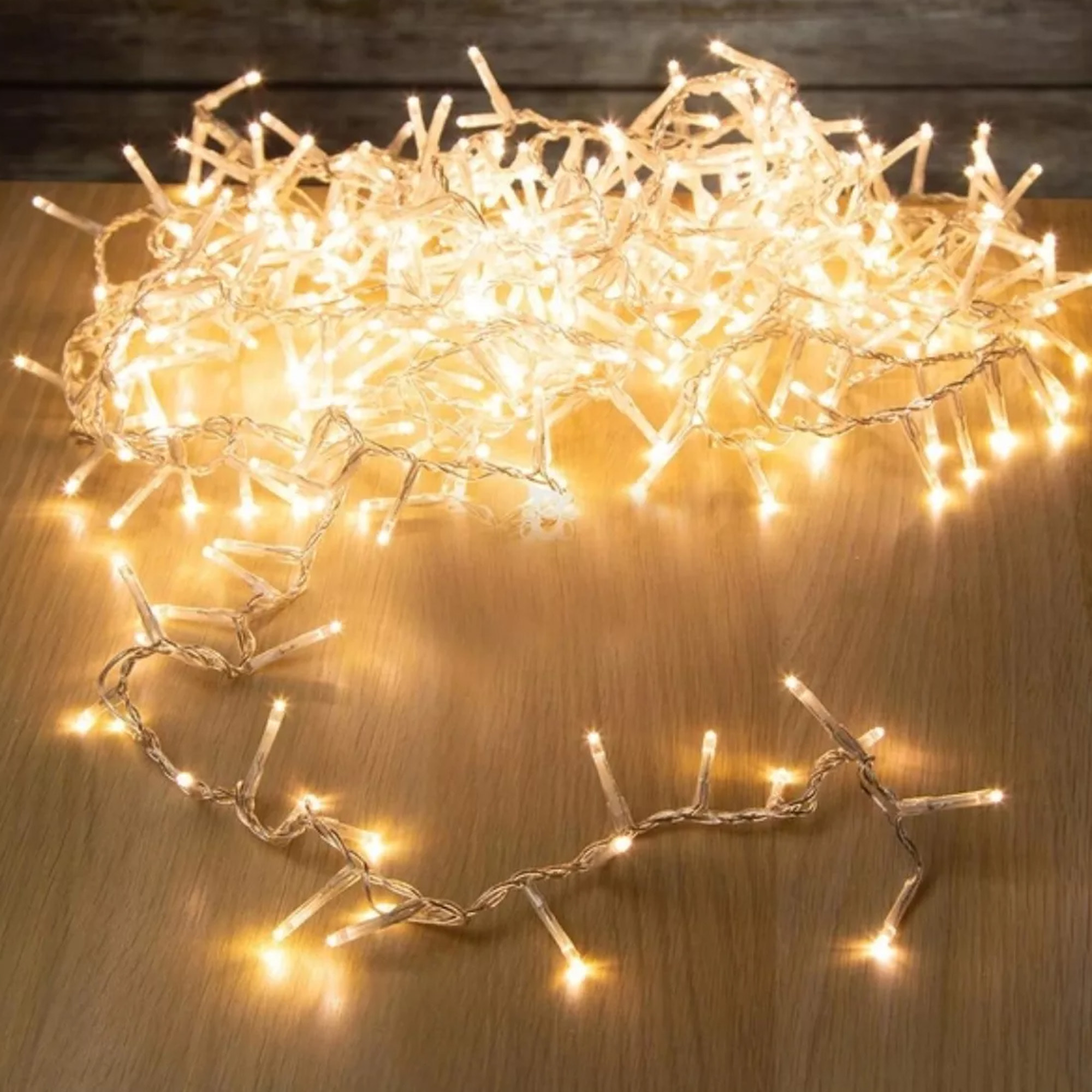 guirnalda con 240 luces led blanco cálido con cable de 3m.