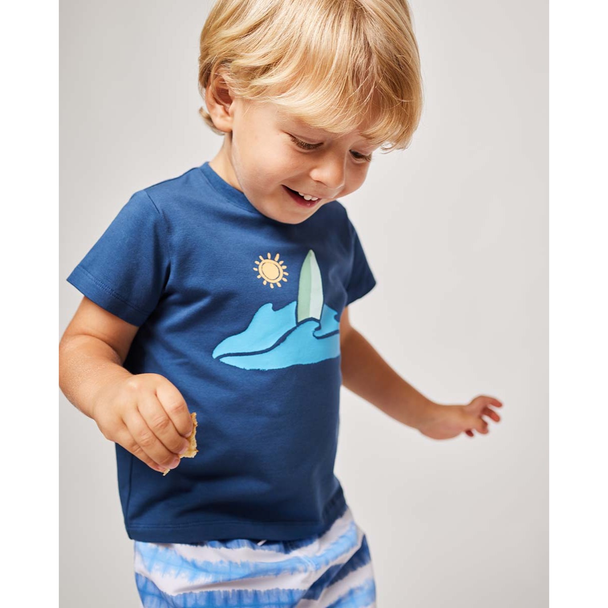 CAMISETA AZUL MARINO CON ESTAMPADO DE SURF