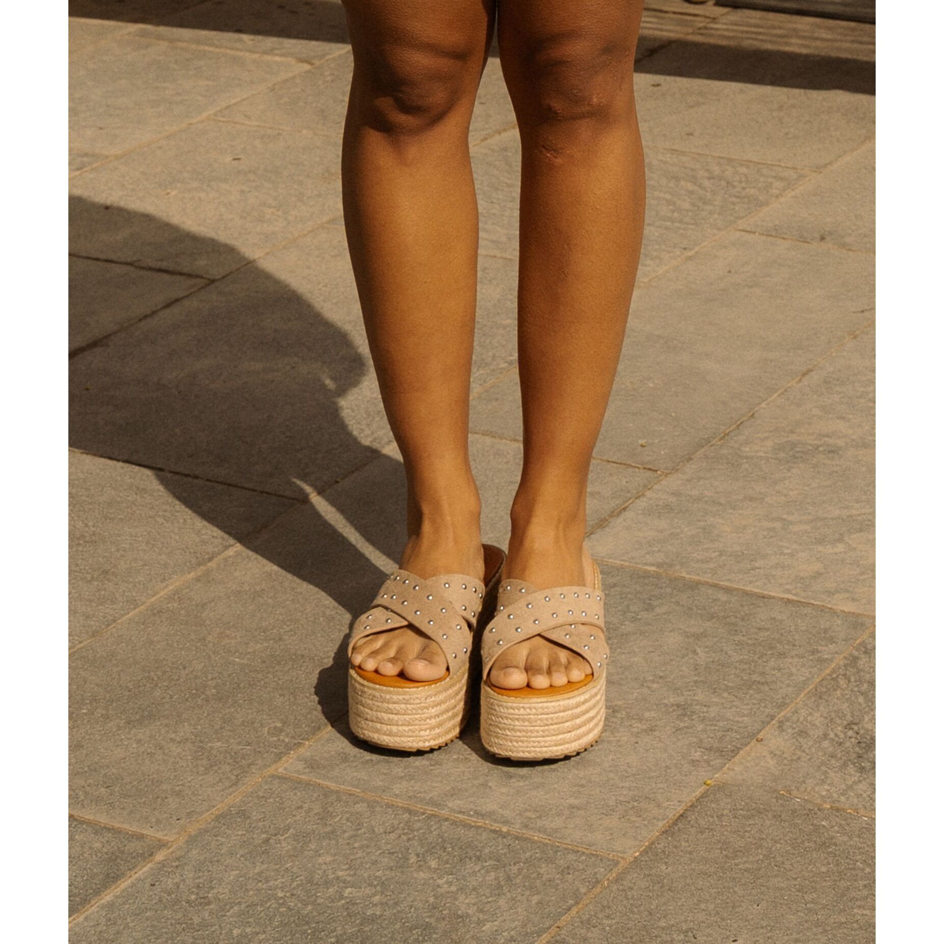 Sandalias de plataforma taupe con rafia y tachas