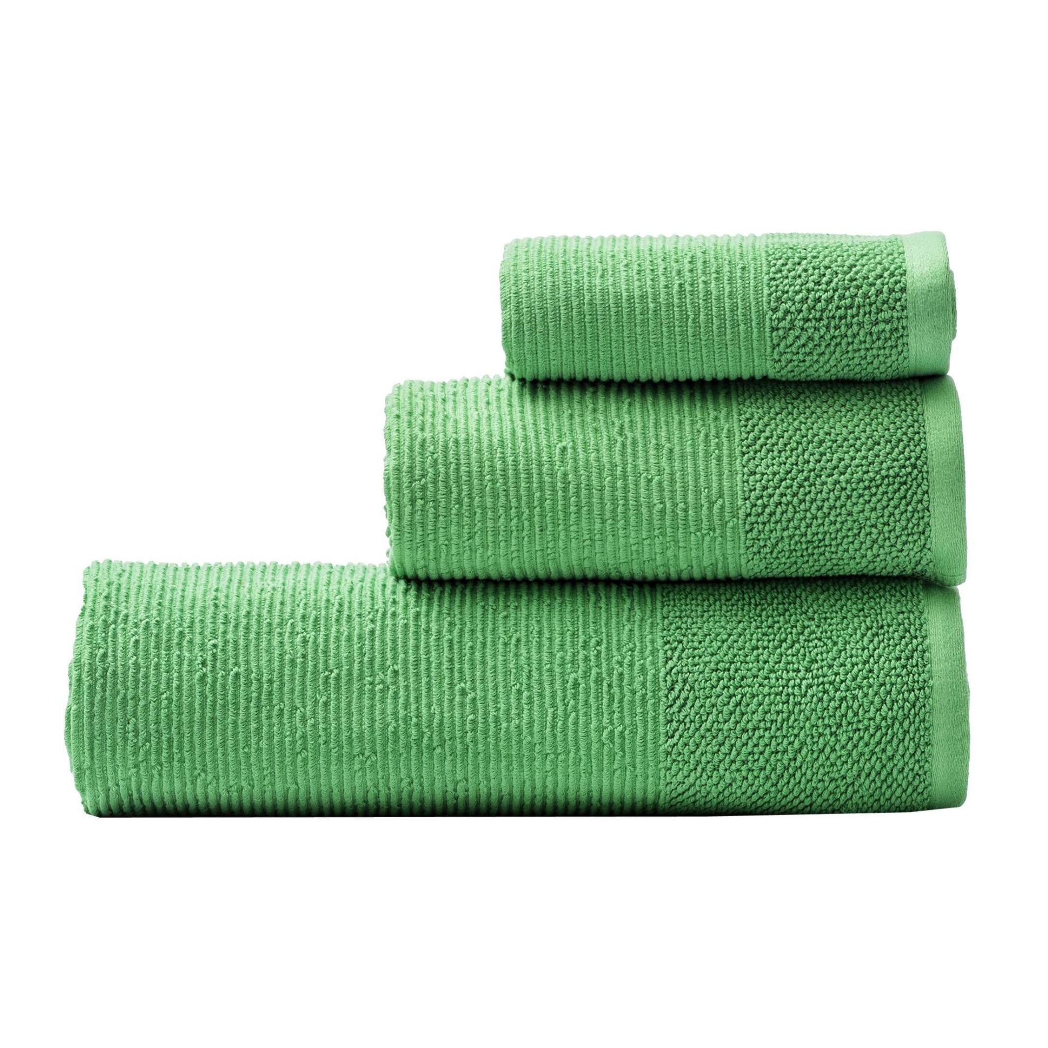 Set de 3 toallas verdes 450gsm 100% algodón + set 3pc accesorios de baño en cerámica verde.