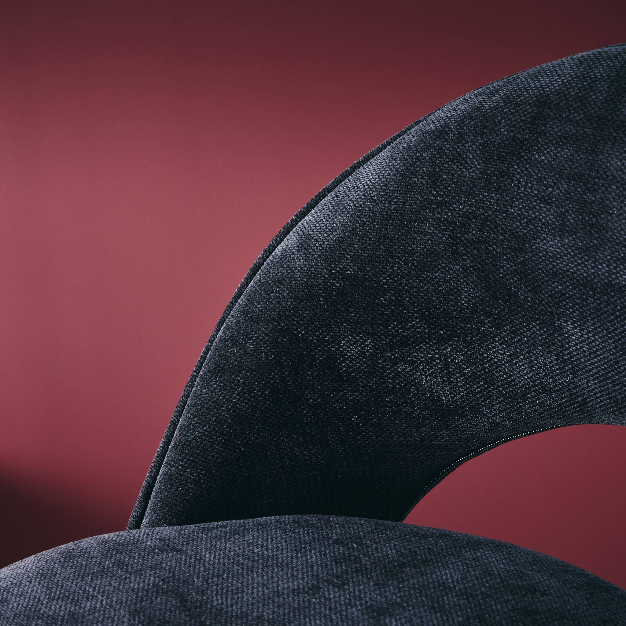 Lot de deux tabourets de bar ajustables métal et tissu noir. pied noir - L 49 x P 49 x H 88.5-110cm - Abby