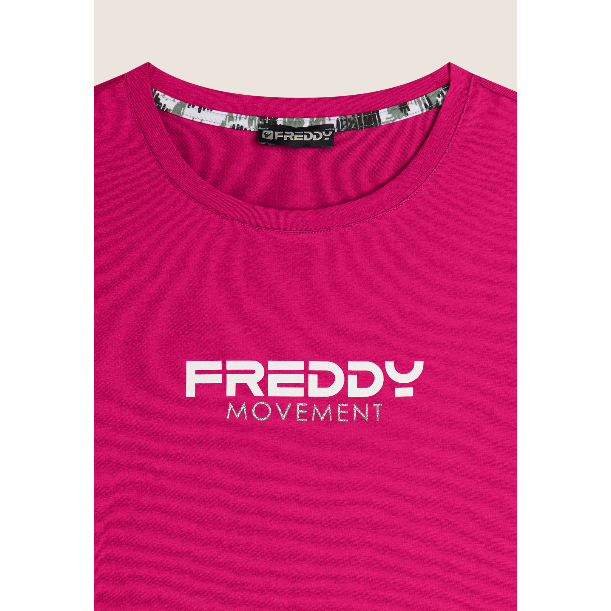 T-shirt donna comfort fit corta con stampa e spacchi