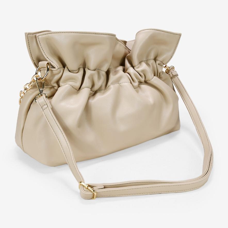 Bolso de hombro beige con cadena