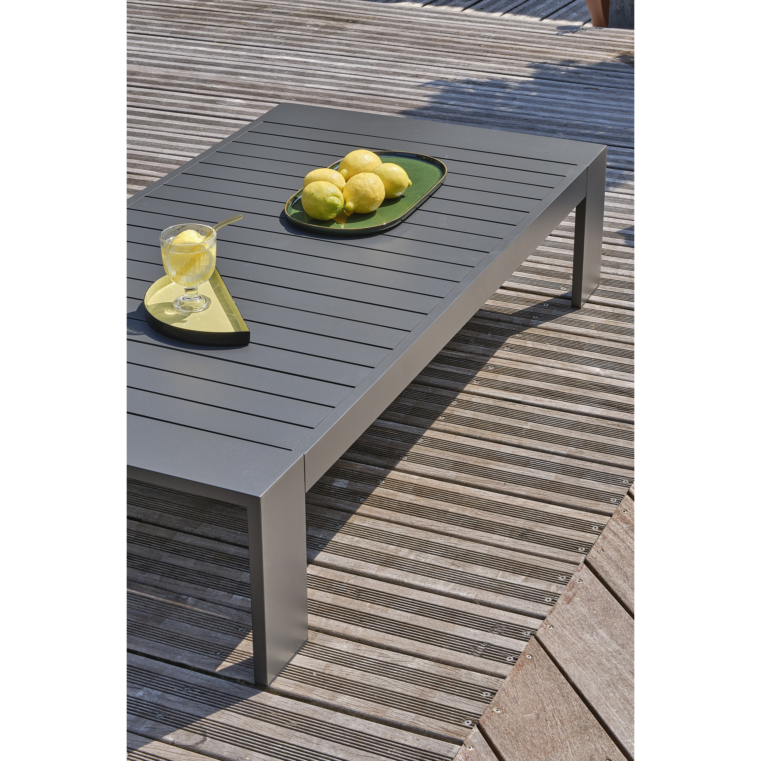 MANDELIEU - Salon de jardin 5 places en aluminium anthracite et accoudoirs en HPL