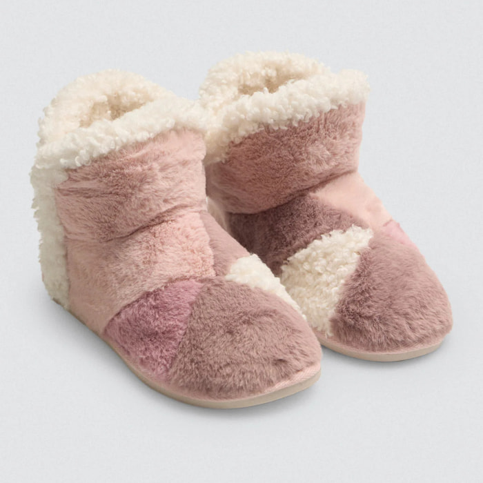 Stivali da casa pelosi con dettagli colorati