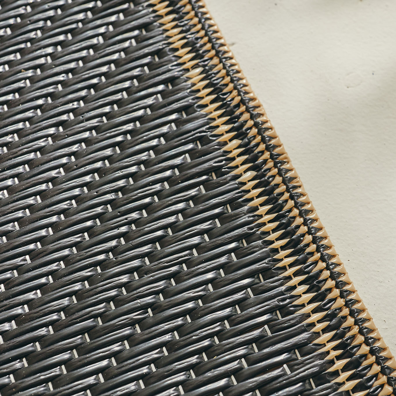 CAPRI - Tapis d'extérieur à motif vague - Noir