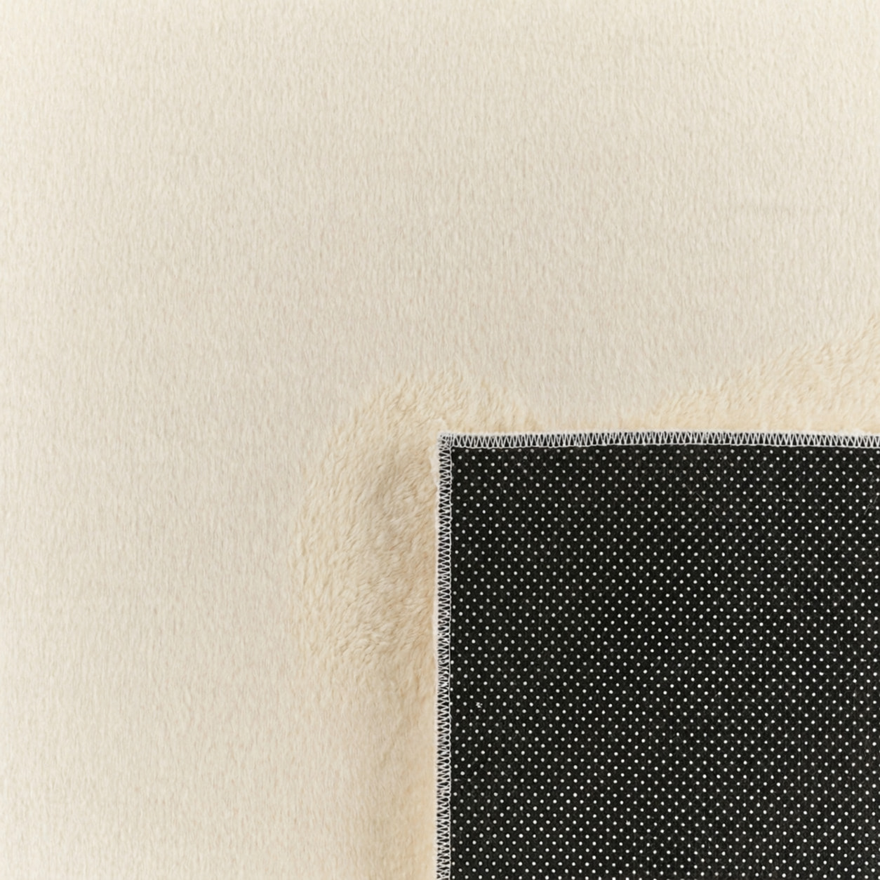 NUBE - Tapis doux et moelleux à poils courts crème