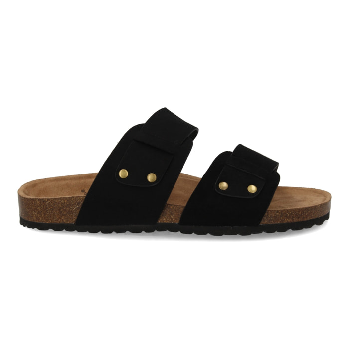 Sandalia para hombre con doble tira y tachuelas.