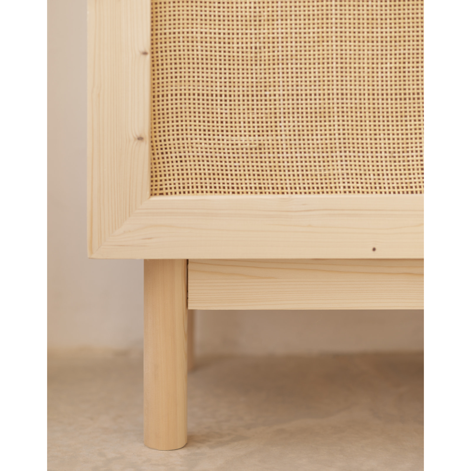 Armoire en bois de sapin et tressage de rotin 180x80cm Hauteur: 180 Longueur: 80 Largeur: 40