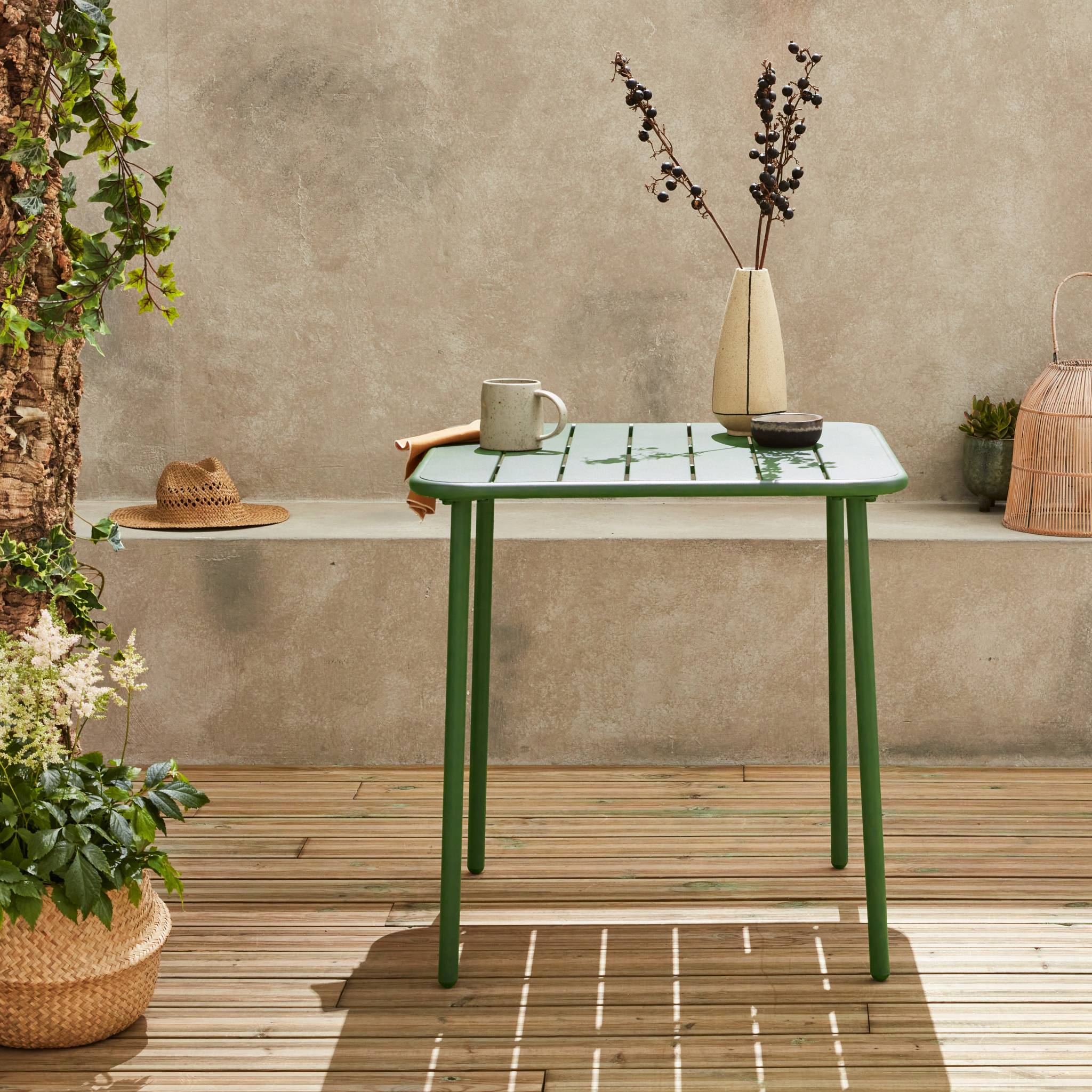 Table de jardin métal 2 places. vert. Amelia. 70x70cm. traitement antirouille. lattes et bords arrondis