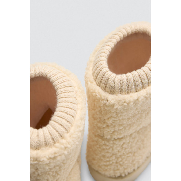 Stivali da casa con chiusura aderente in pelle di pecora e coste
