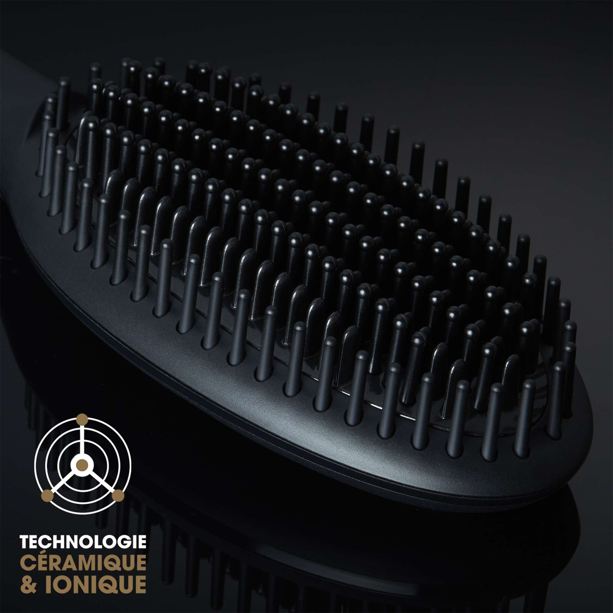 Coffret brosse lissante ghd glide, sa brosse à cheveux et sa pochette thermorésistante