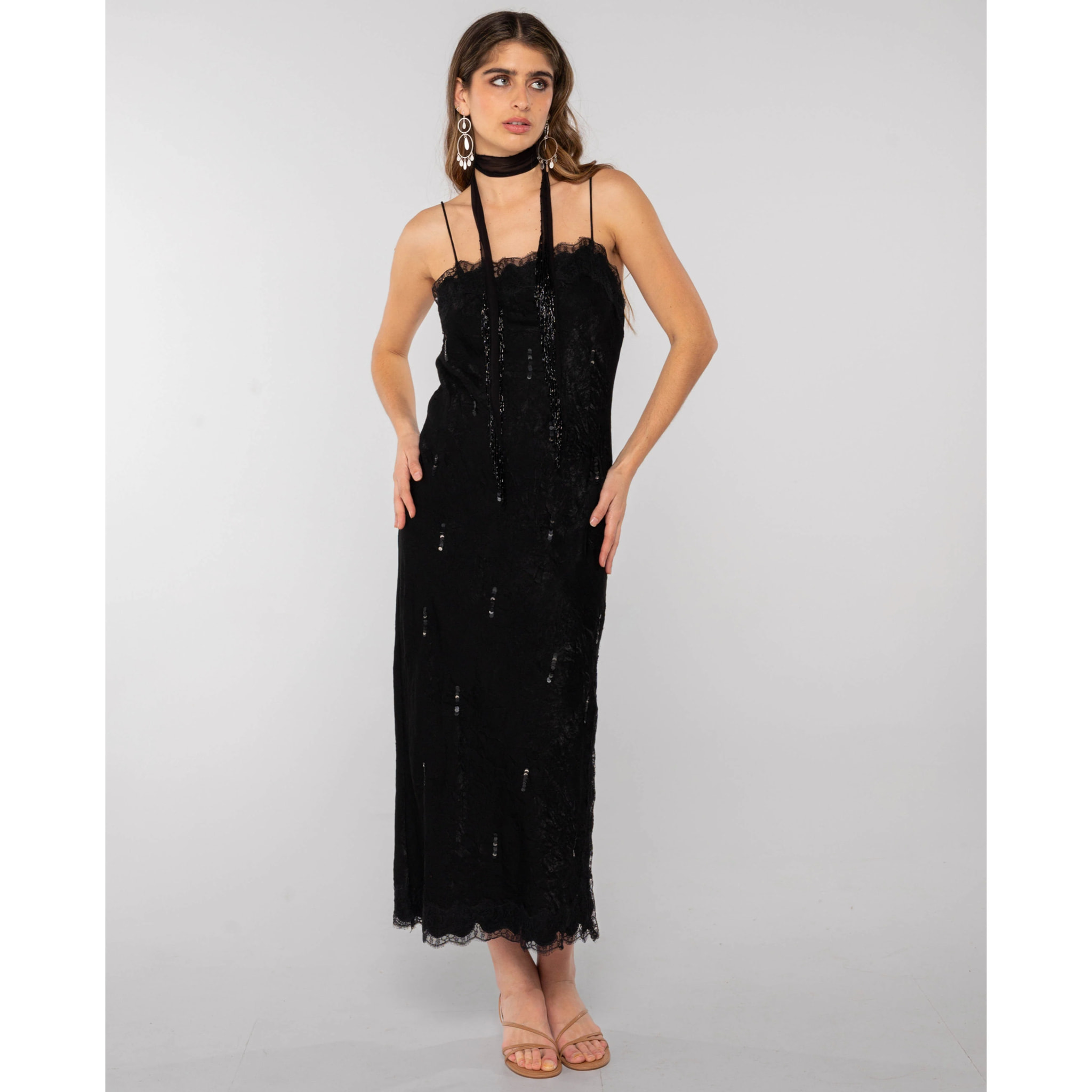 Vestido midi lencero con encaje y abertura lateral