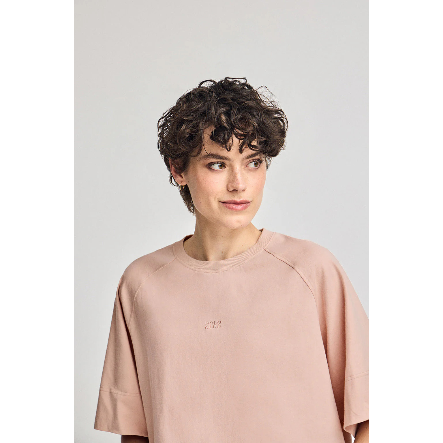 Maglietta color nude Danae con logo ricamato