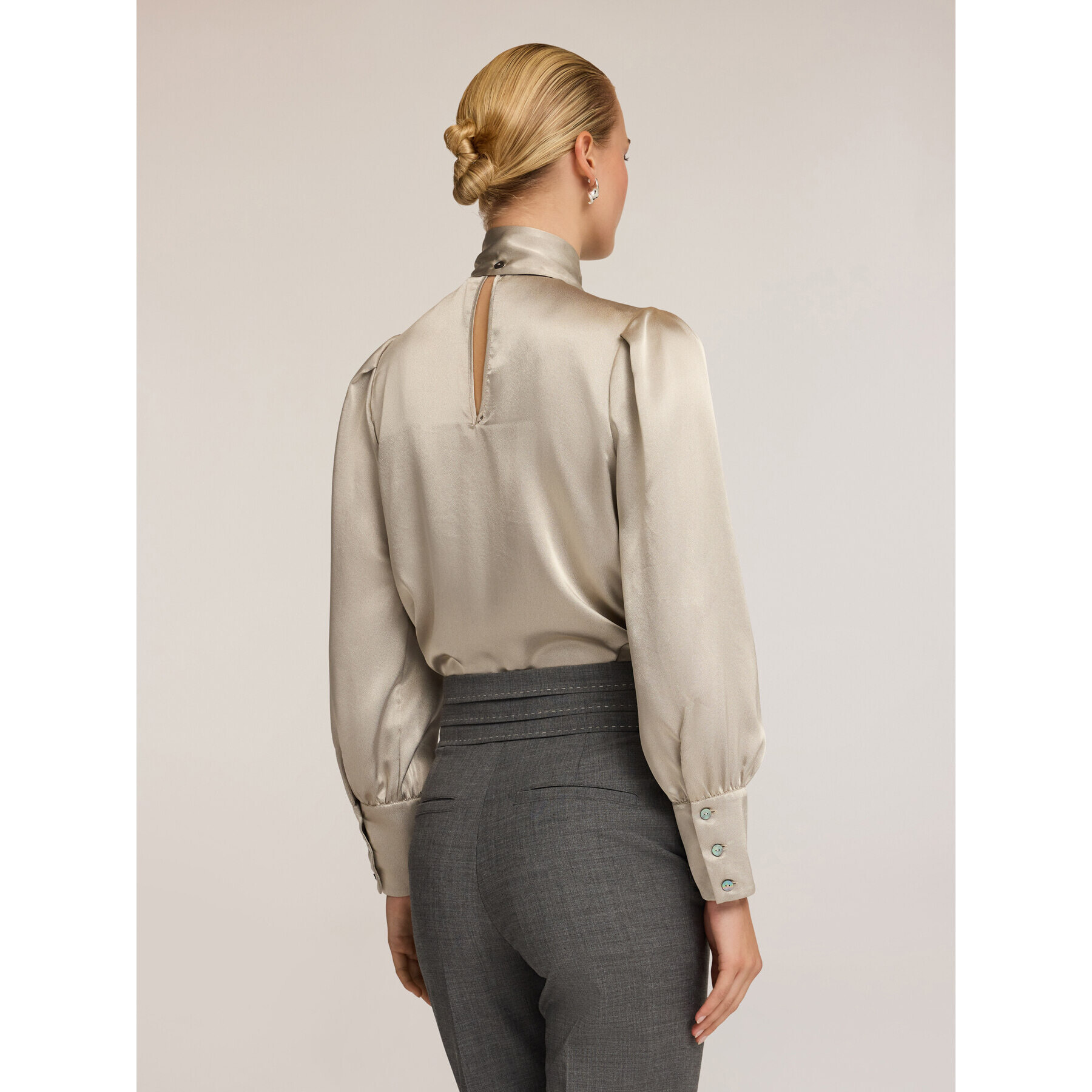 Motivi - Blusa body de raso con lazo en el cuello - Gris