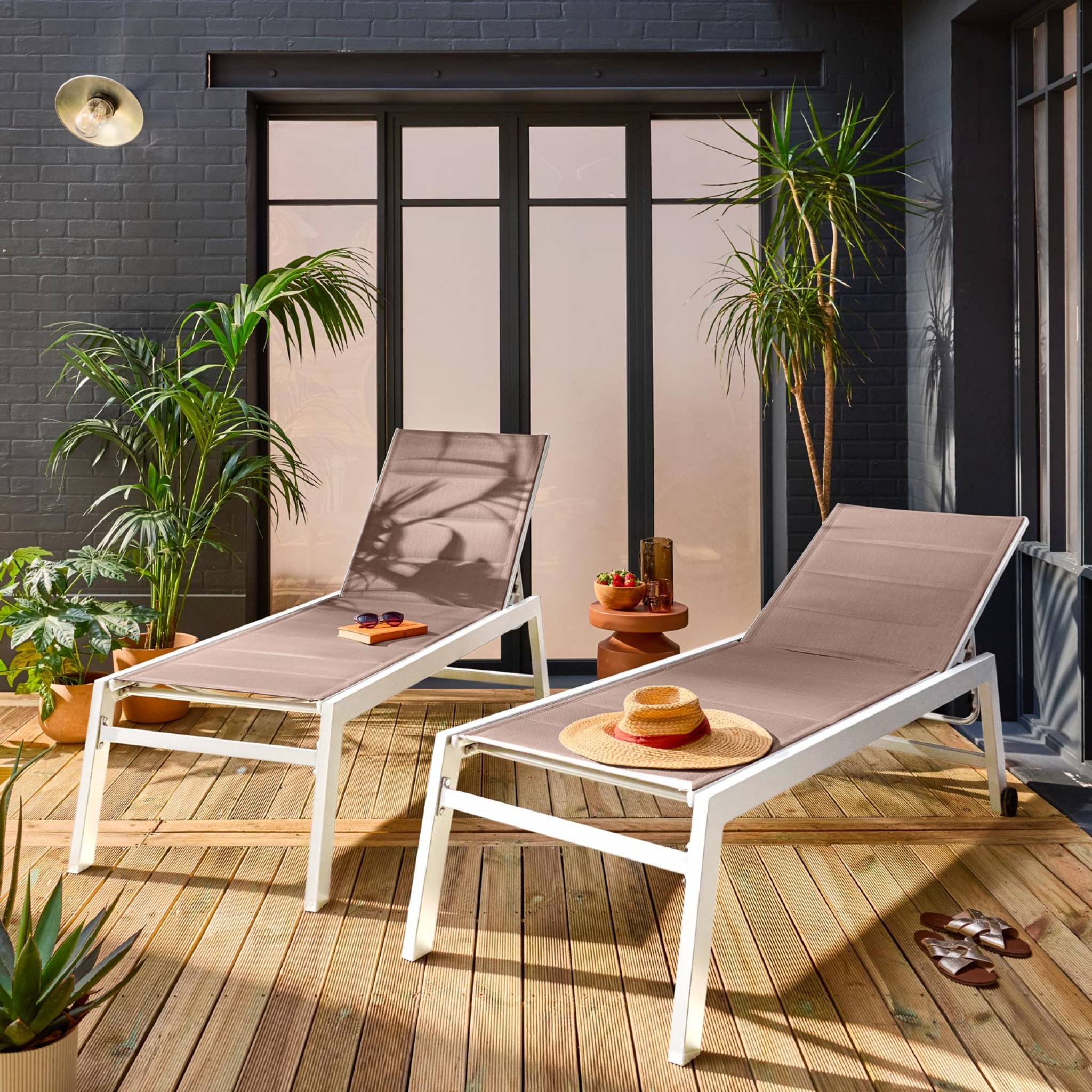 Lot de 2 bains de soleil Solis en textilène matelassé. transats 6 positions. structure blanc. textilène taupe