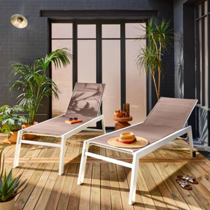 Lot de 2 bains de soleil Solis en textilène matelassé. transats 6 positions. structure blanc. textilène taupe