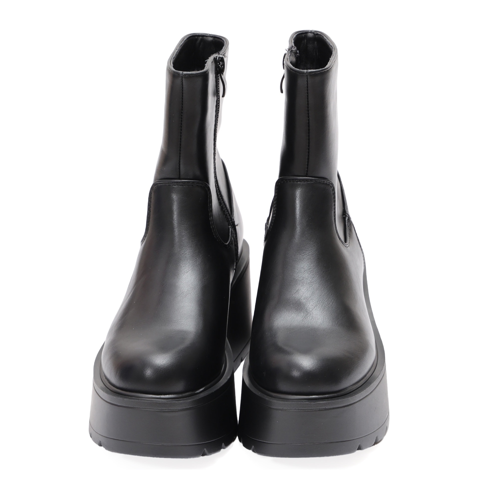 Stivaletto in simil pelle con zeppa