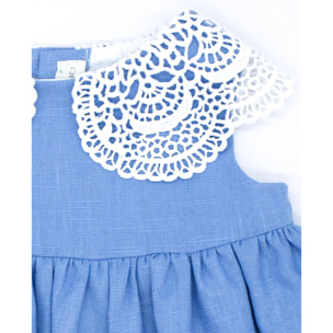 Vestido corto denim, falda fluncida y cuello de guipur blanco.