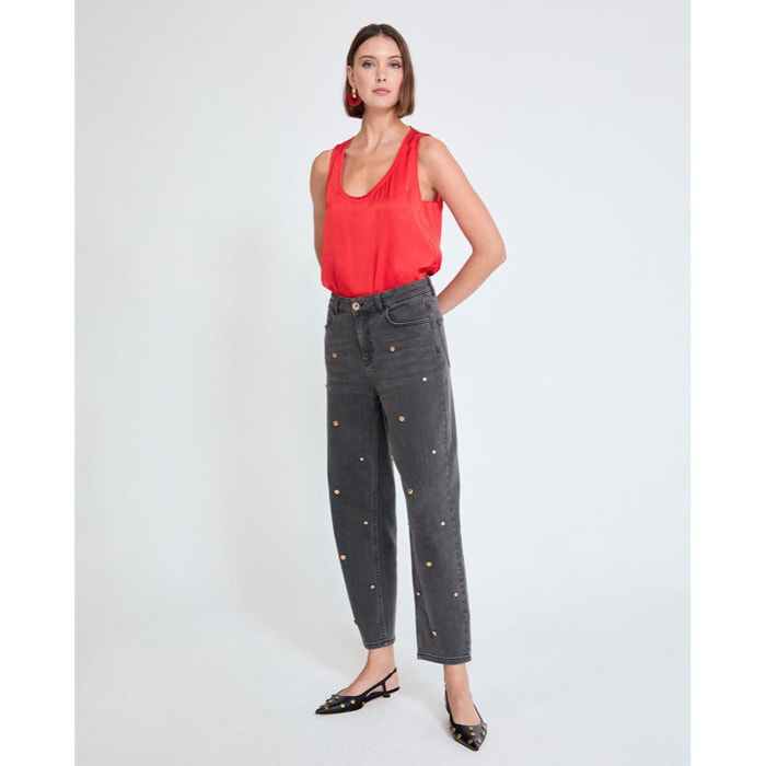 Jeans a gamba dritta con dettaglio borchiato