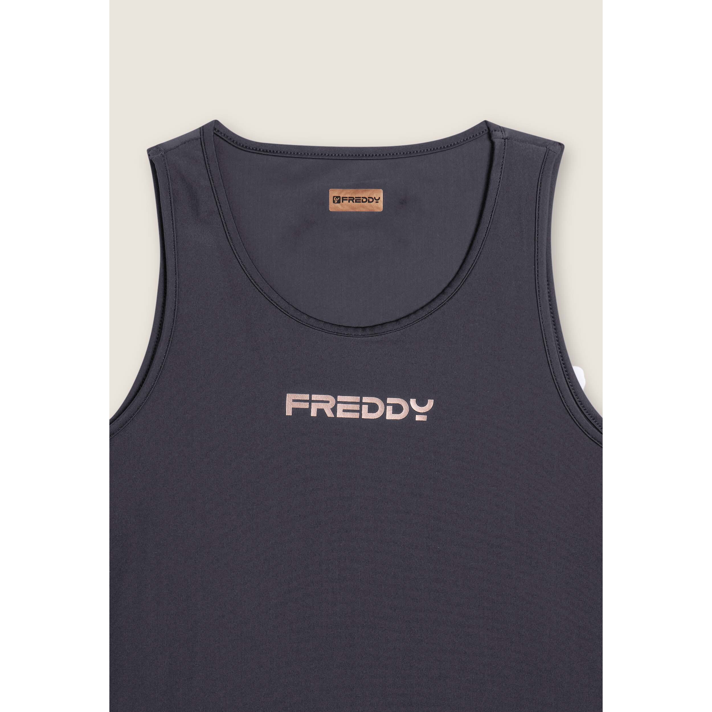 Canotta tecnica con girospalla ampio e taglio regular