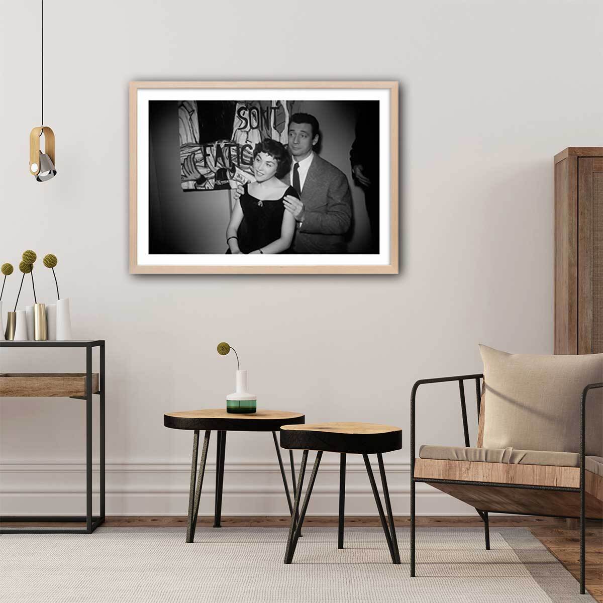 Affiche photo d'acteurs - Yves Montand et Elisabeth Manet , 1955 Affiche + cadre en bois - Chêne