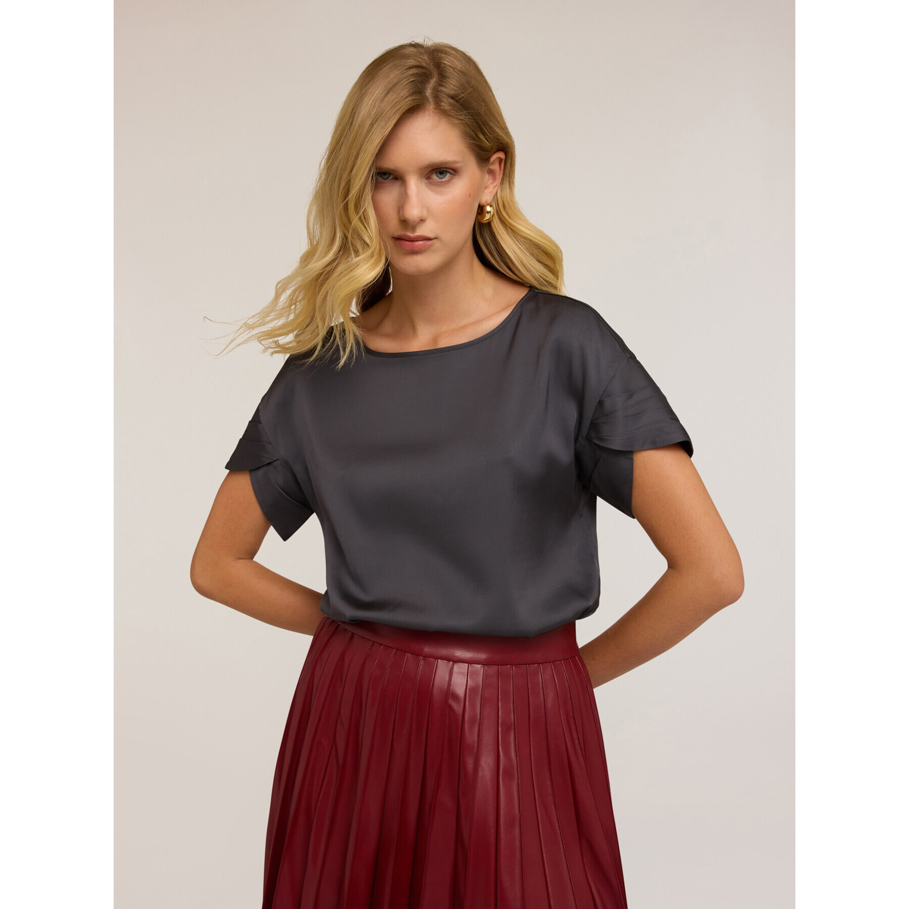 Motivi - Blusa con mangas de pétalo - Gris