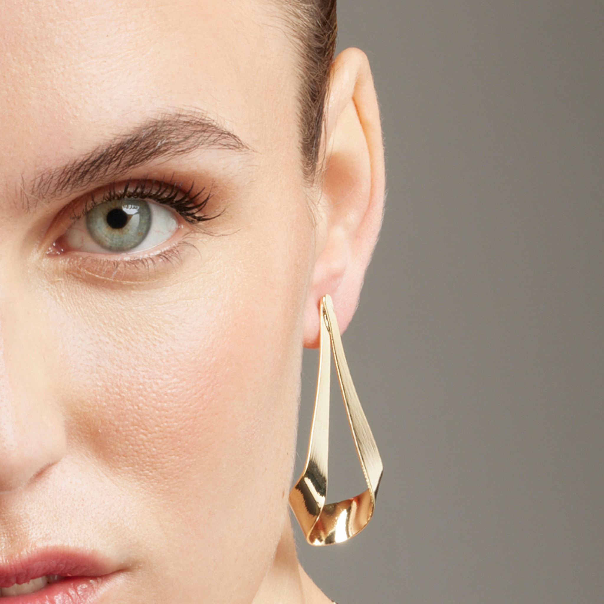 Pendientes acabados en oro amarillo de 18K