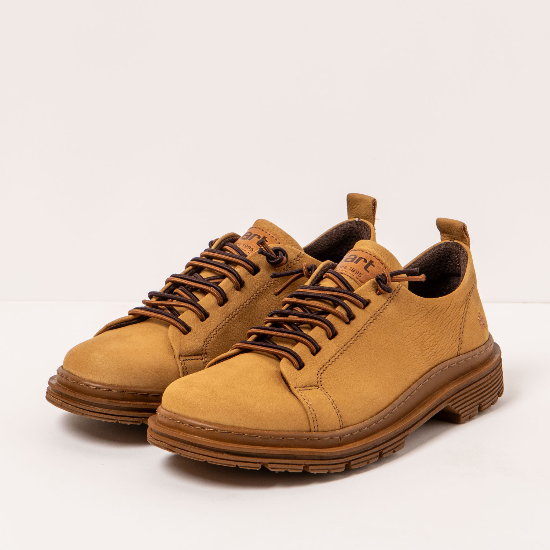 Zapatos 1897 NOBUCK KARAMEL/ BIRMINGHAM color Karamel