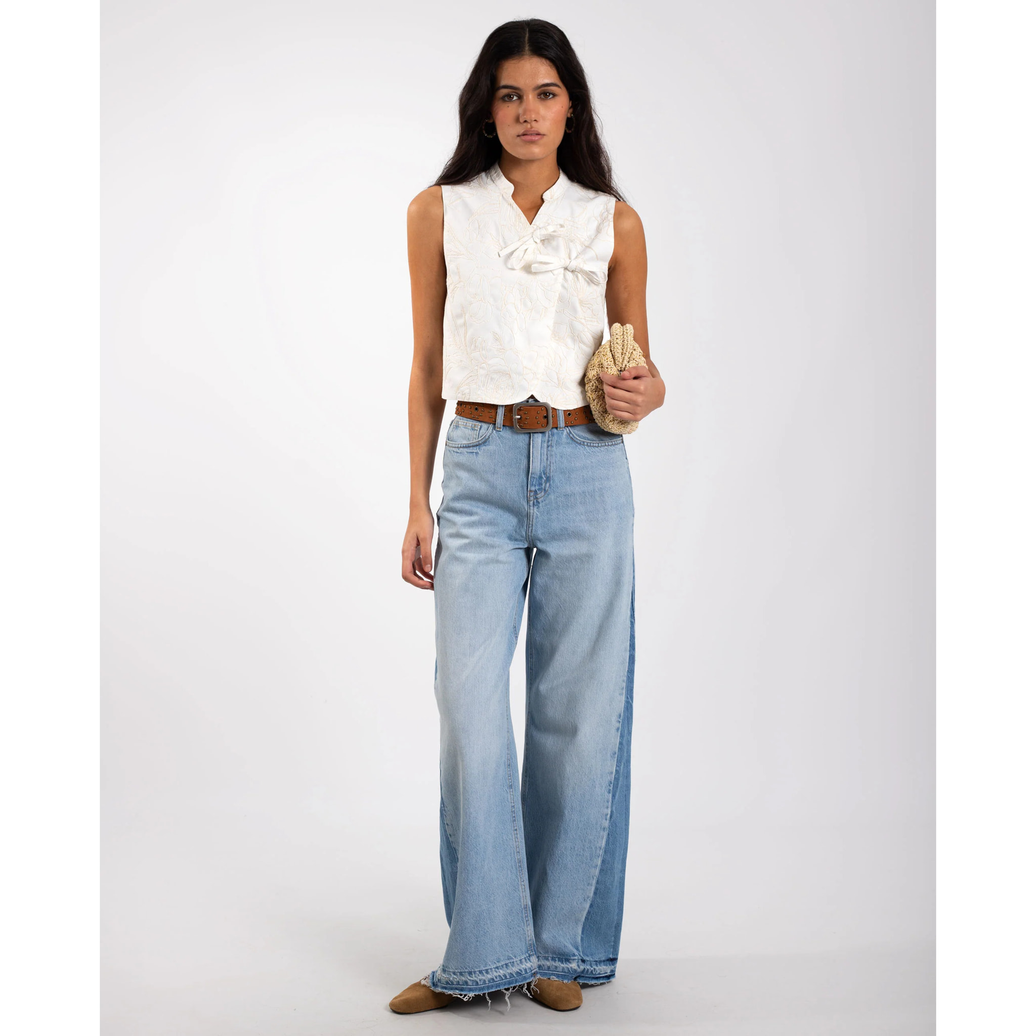 Jeans de mujer de corte wide leg con detalle en la pernera
