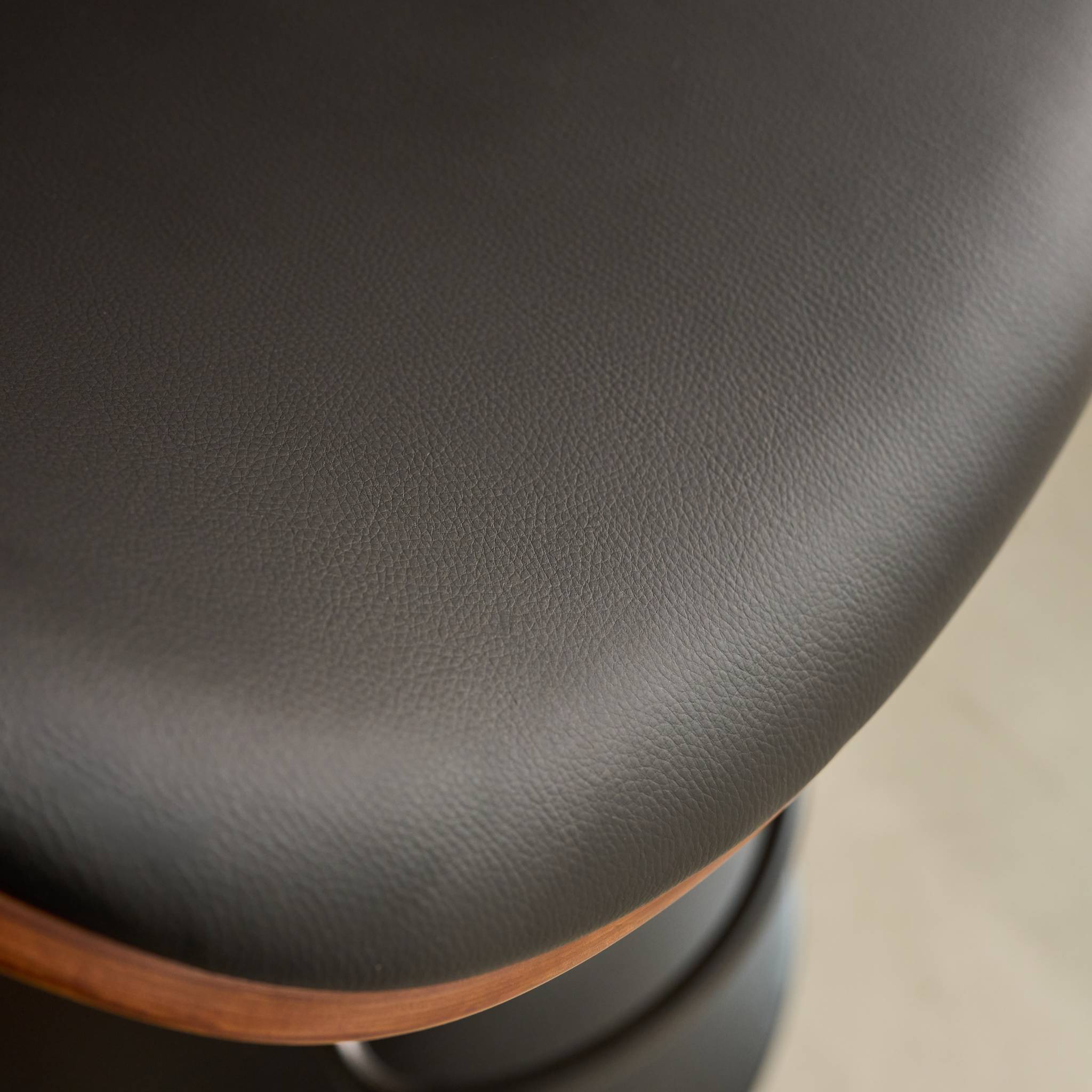 Lot de 2 tabourets de bar réglable décor bois courbé et simili cuir noyer et noir - L 53  P 51 x H 95-116cm - Dwight