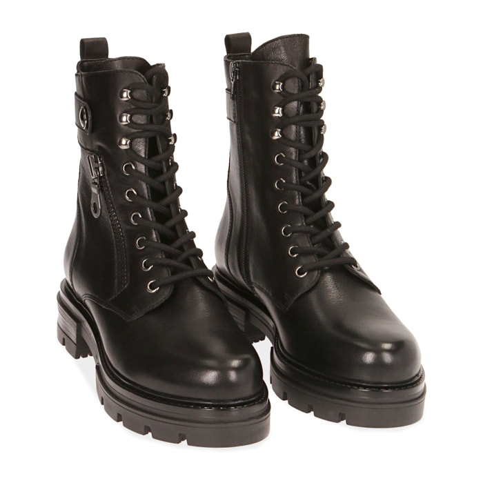 Botas militares de piel negra con cremallera y tacón de 4 cm.