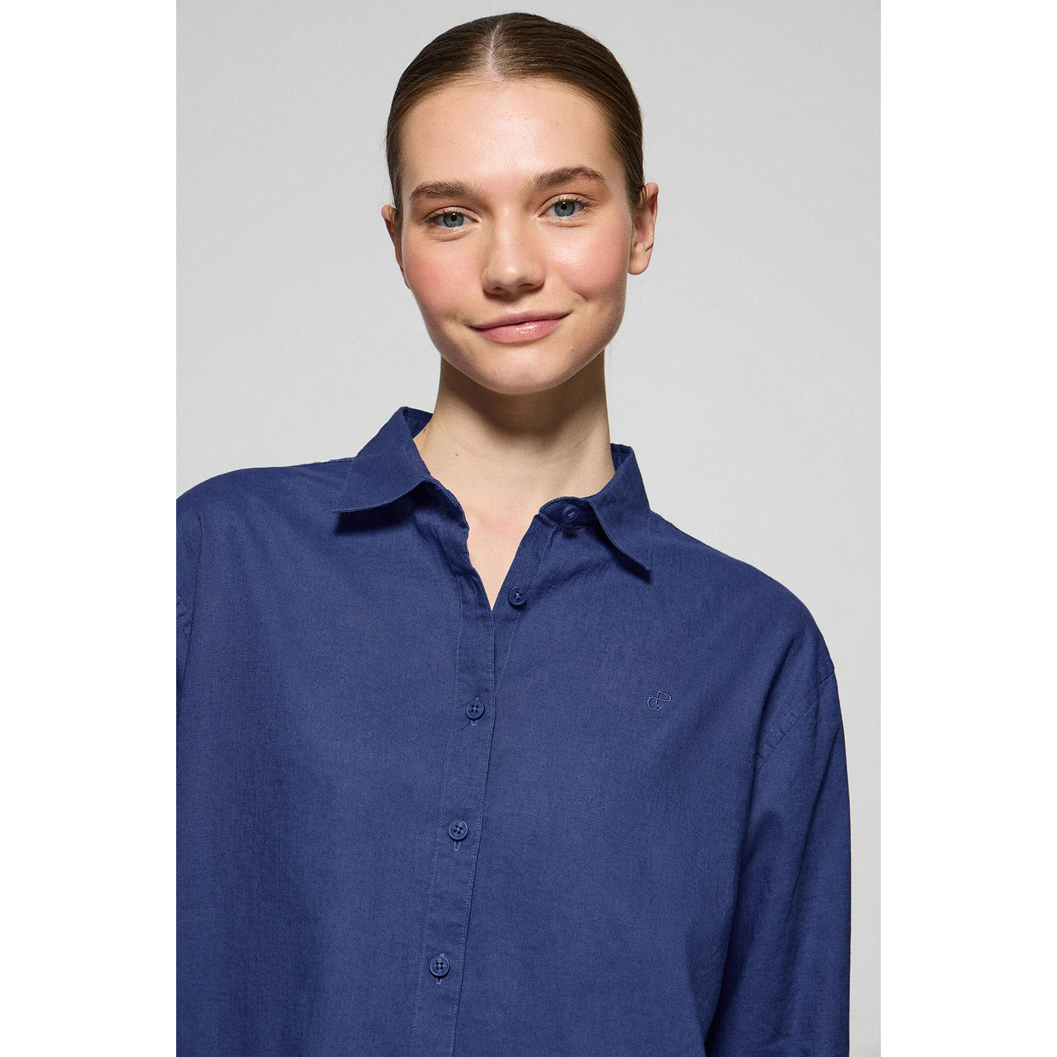 Camisa azul royal loose fit de lino y algodón con monograma bordado