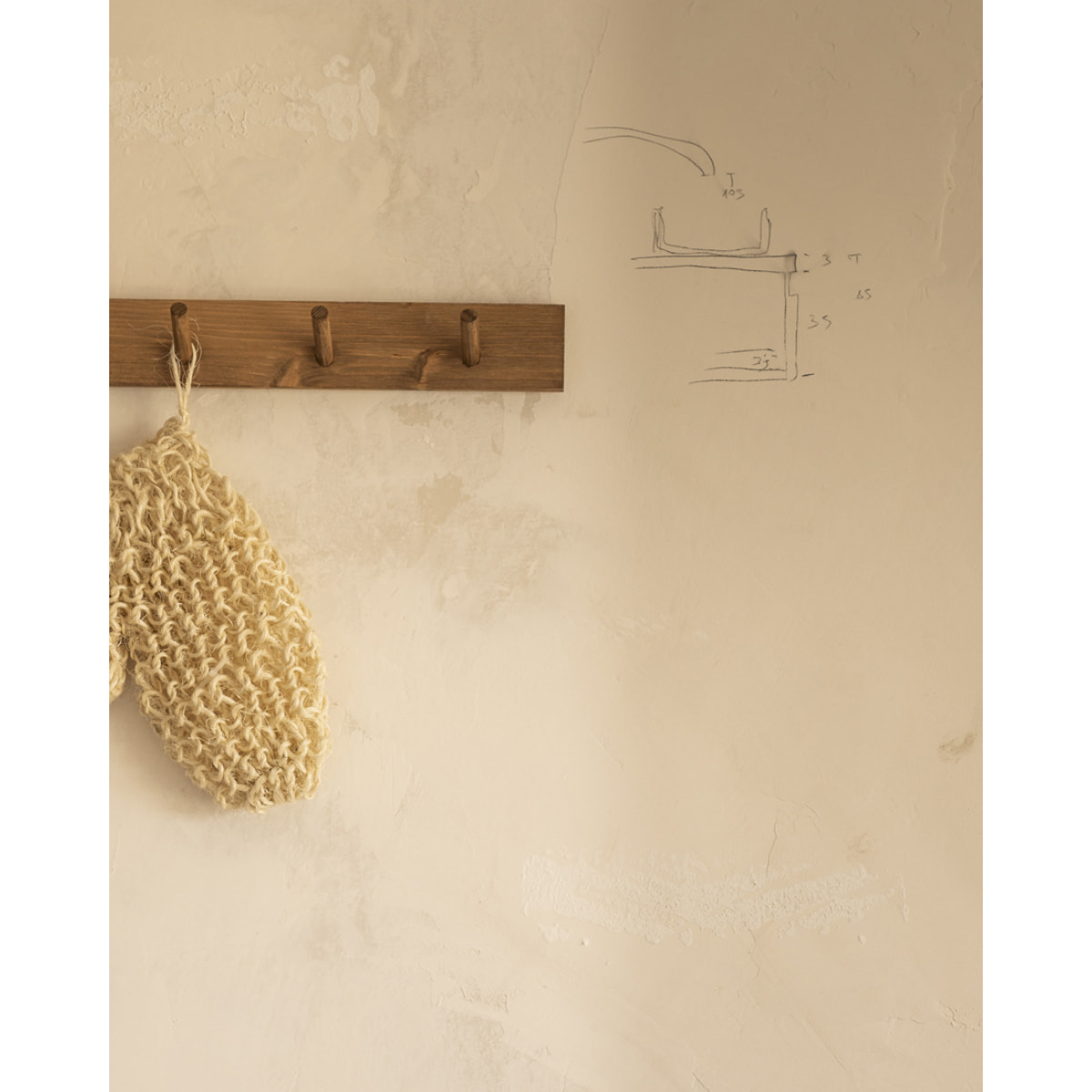 Cintre mural en bois massif ton chêne foncé 26x5cm Hauteur: 5 Longueur: 26 Largeur: 1.4