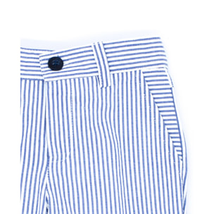 Bermuda de rayas azul marino, con bolsillos y bragueta.