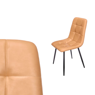 Sedia larga in pelle di colore beige.