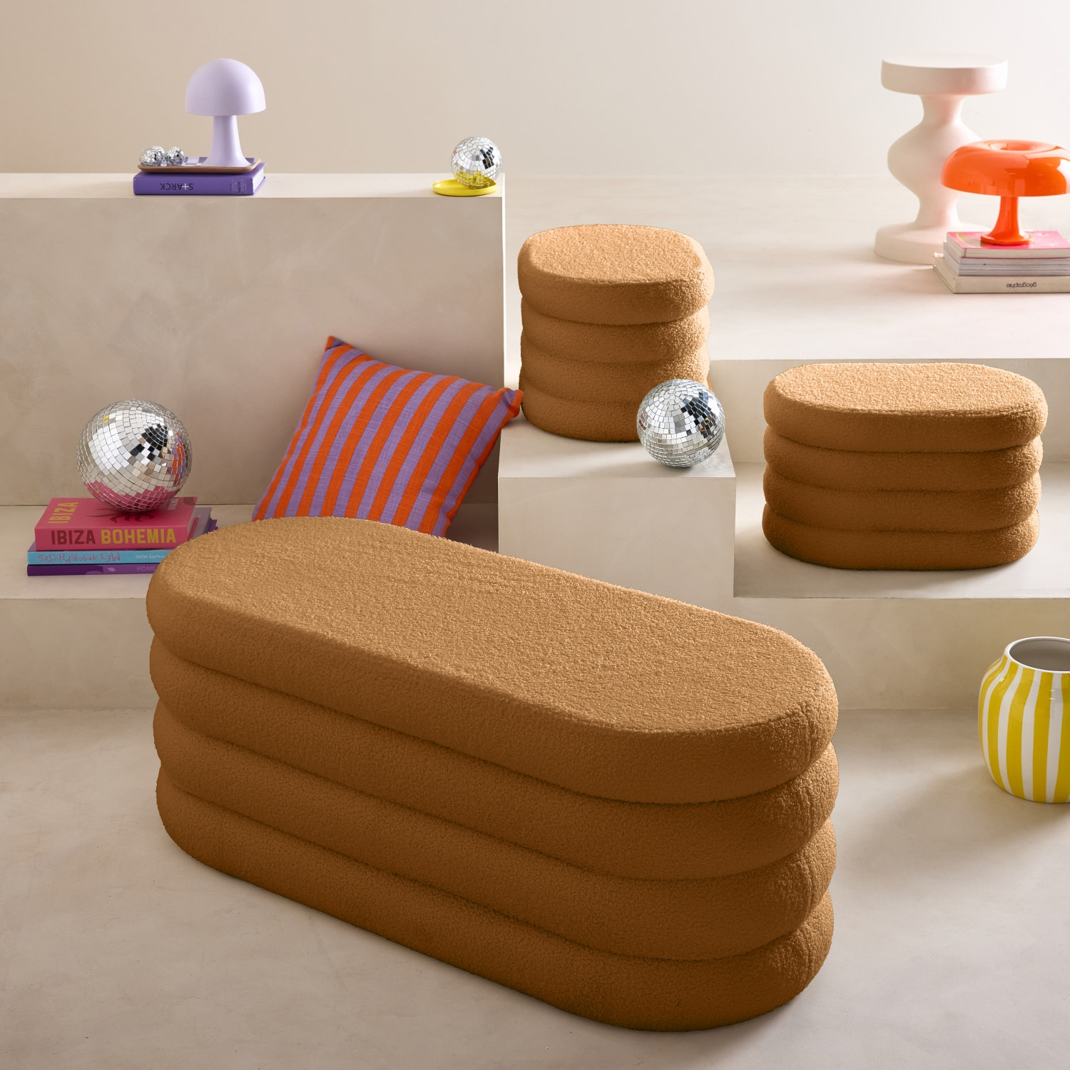 Banc coffre en bouclettes rouille avec 2 poufs ovales de rangement intégrés - L111cm