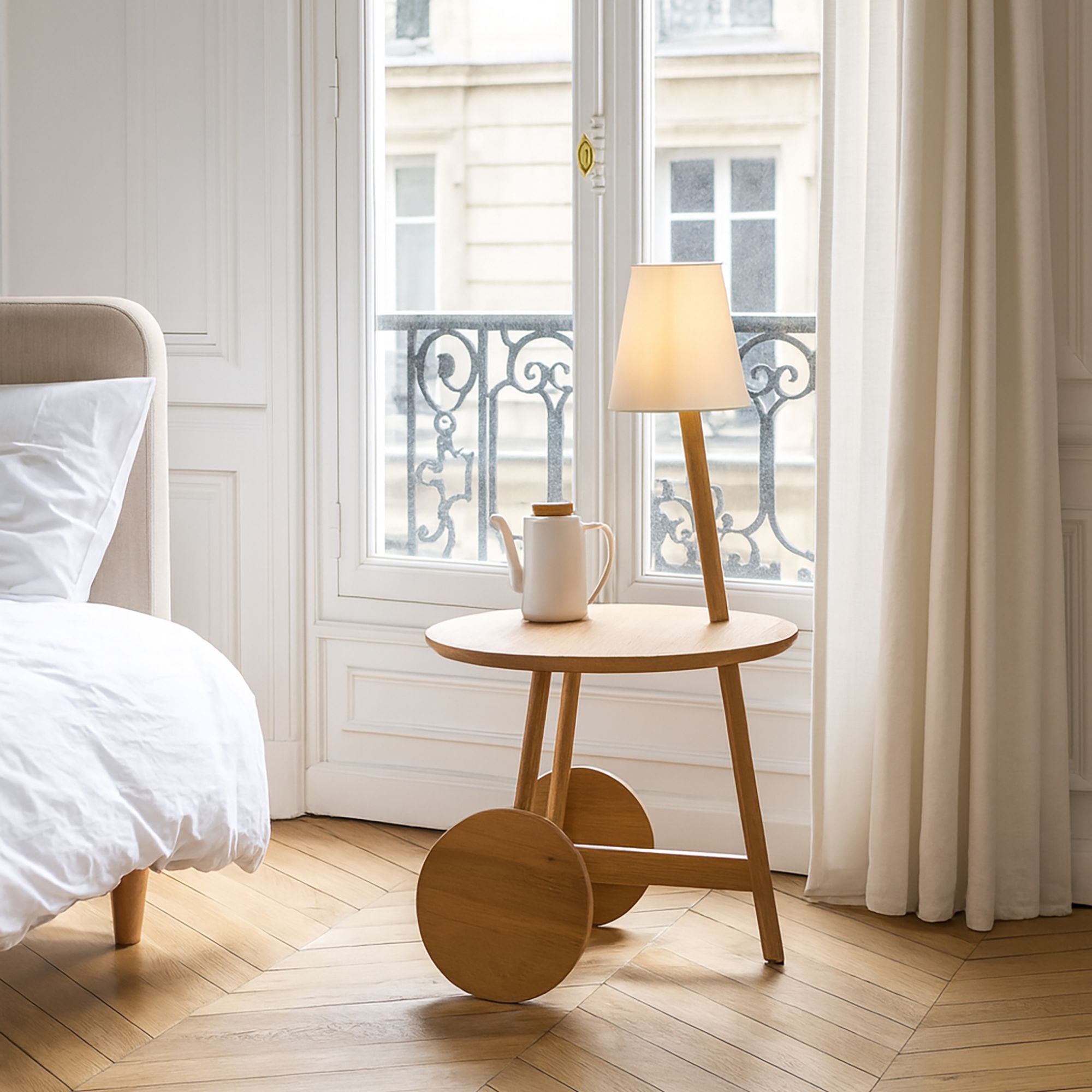 Table d'appoint en teck avec lampe