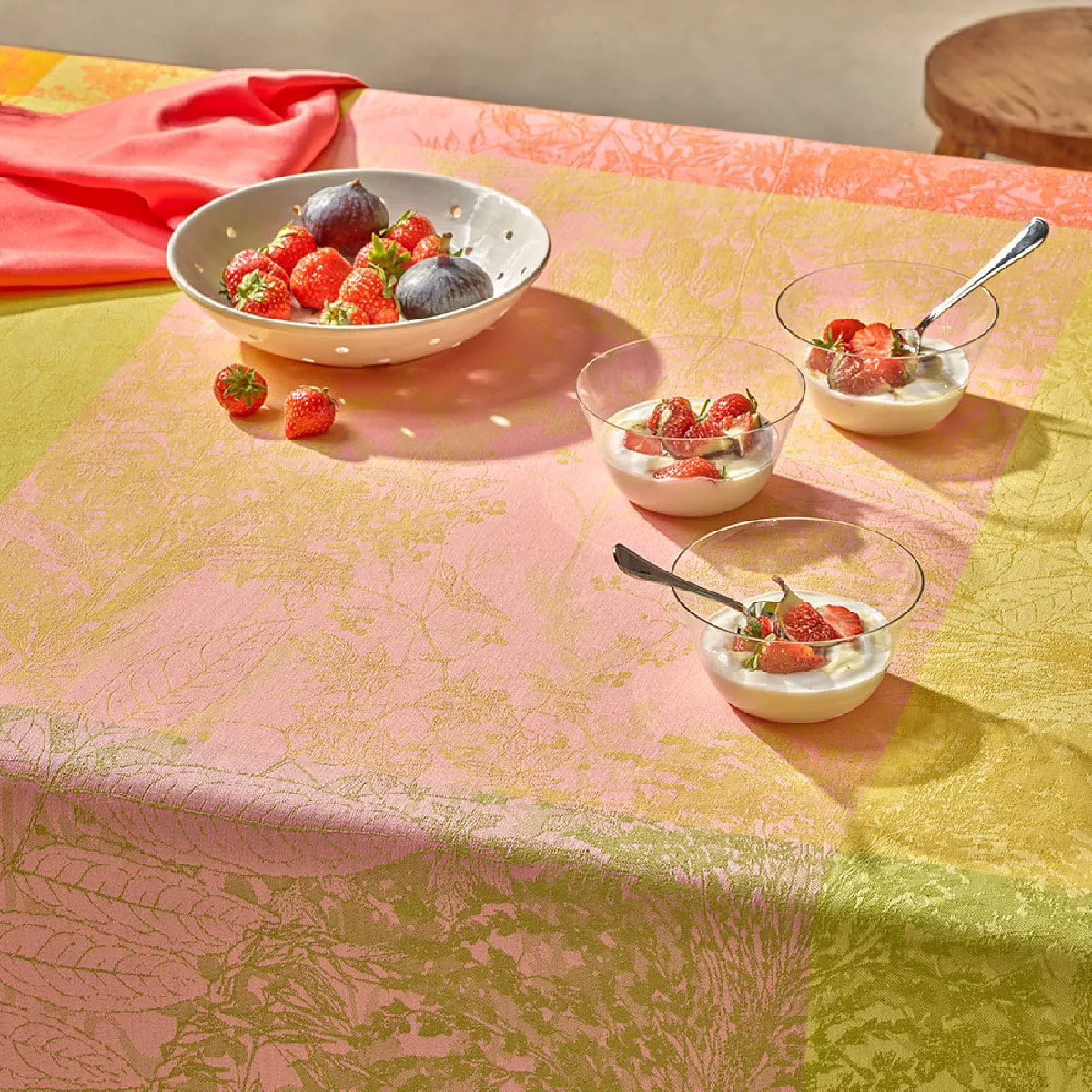 Nappe pur coton enduit motif jacquard multicolore Mille esprit jardin chatoyant