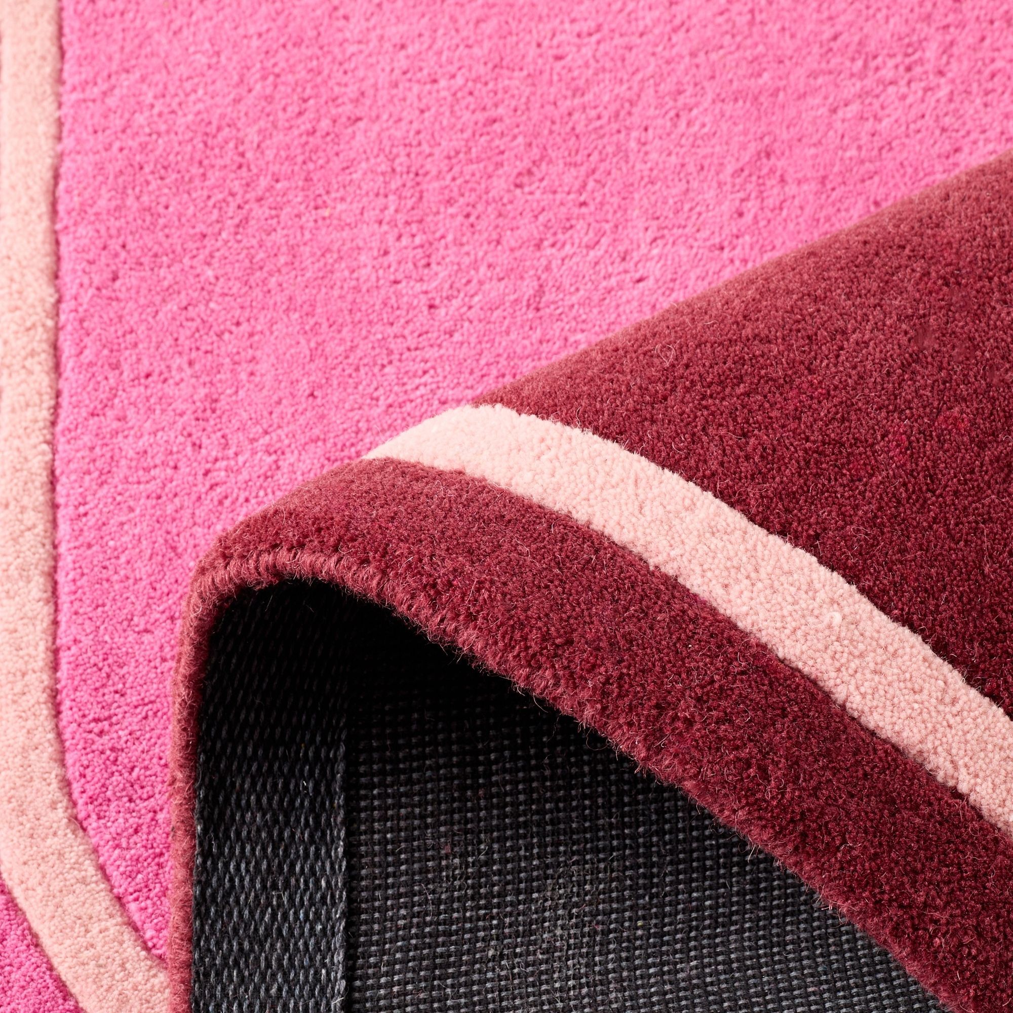 PANTONE - Tapis en laine fait main NUAGE SUCRE à motif géométrique rose