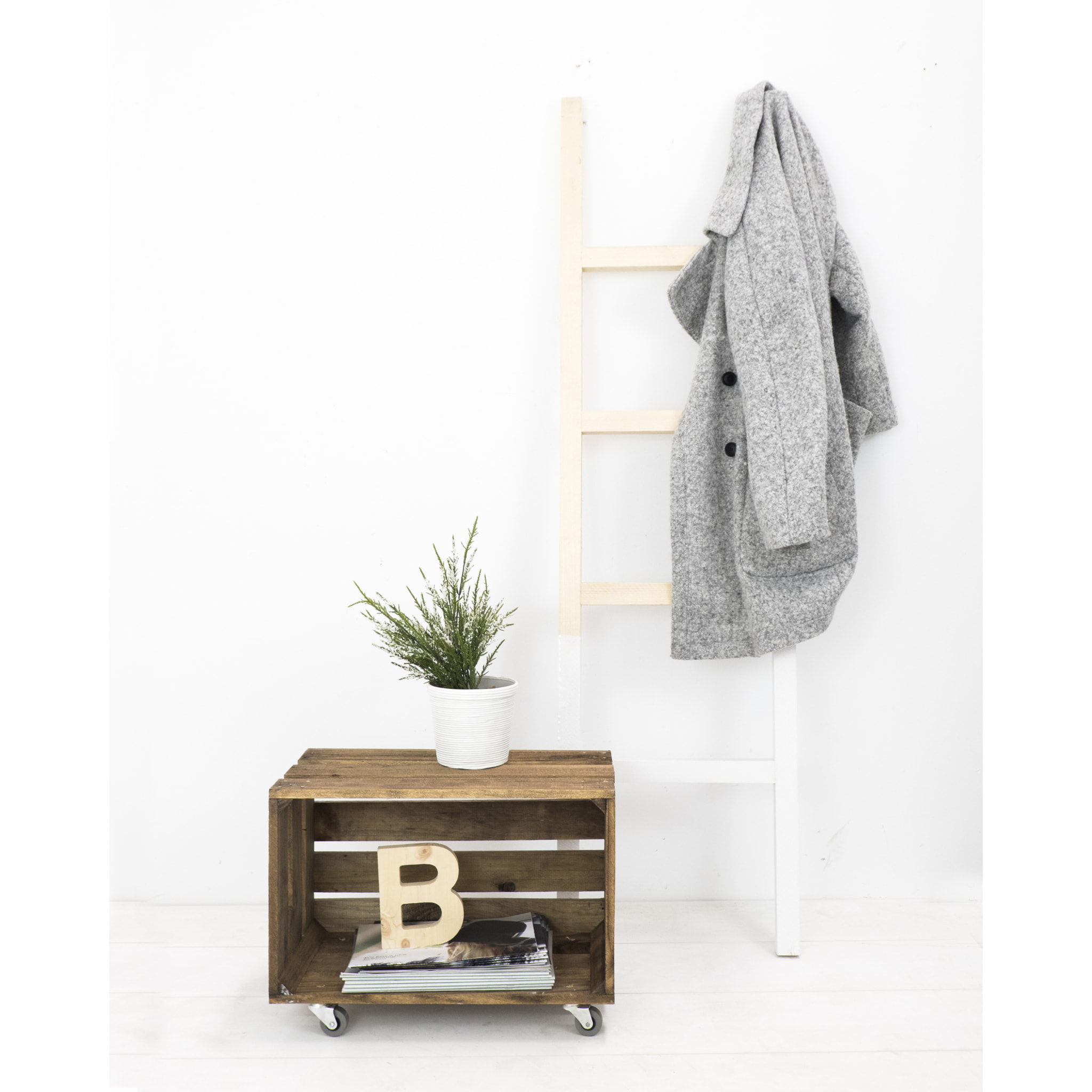 Caja grande de madera maciza en tono roble oscuro con Ruedas Horizontal 49x31x30cm Alto: 31 Largo: 49 Ancho: 29.5