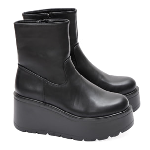 Stivaletto in simil pelle con zeppa